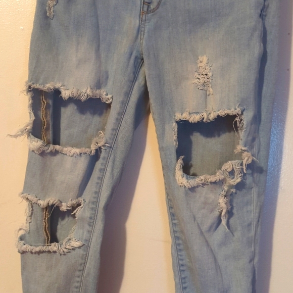 Cropped ripped denim jeans - Picture 2 of 3